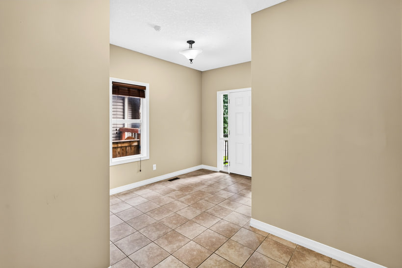 Flex room at the front, 370 Silverado Way SW